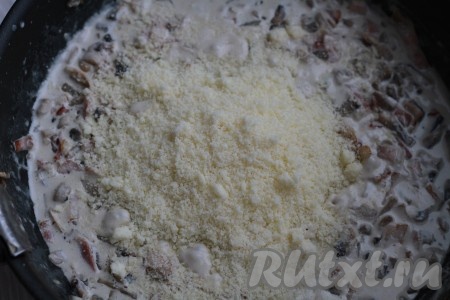 Добавьте тертый сыр, помешивайте, чтобы сыр расплавился. Как только сыр расплавится, соус станет однородной массой.
