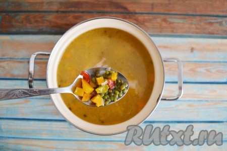 С маша слить воду и переложить к нему мясо с овощами, обжаренные на сковороде. Залить водой и поставить на огонь. После того как вода закипит, огонь снизить к минимуму и продолжать варить суп 30 минут.
