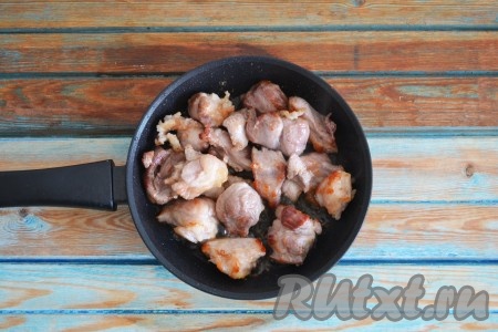 Мясо вымыть и нарезать на небольшие кусочки. Сковороду поставить на огонь, нагреть и влить масло, через минуту выложить кусочки мяса. На сильном огне обжарить мясо со всех сторон до румяной корочки.
