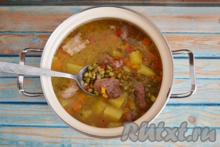 Выложить его в кастрюлю с супом и продолжать варить 15 минут. За это время доварится маш и сварится картофель. Добавить по вкусу соль и прованские травы.
