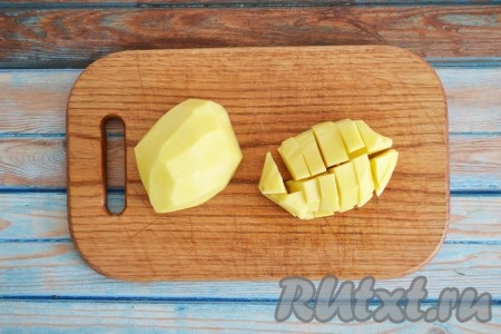 Очистить и нарезать небольшими кубиками картофель.
