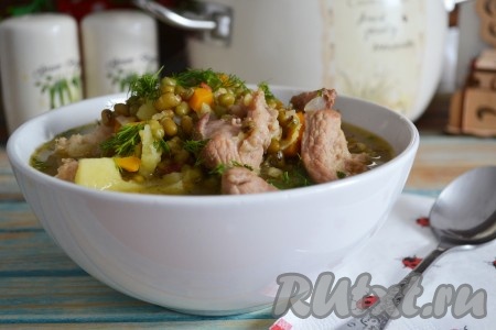 Разлить вкусный, сытный суп с машем по тарелкам, посыпать измельченным укропом и подать в горячем виде на стол.
