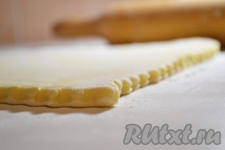 Готовое тесто разделить для удобства на 2-3 части. Каждую из частей теста раскатать в пласт толщиной 1,5 см.
