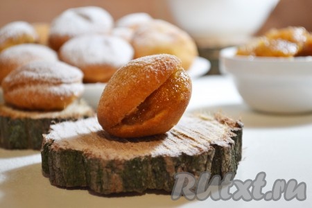 В эти получившиеся пончики можно вложить начинку из крема или варенья, сделав сбоку острым ножом небольшой надрез. Пончики на молоке и дрожжах получаются аппетитными, вкусными и, наверняка, понравятся и маленьким, и взрослым.
