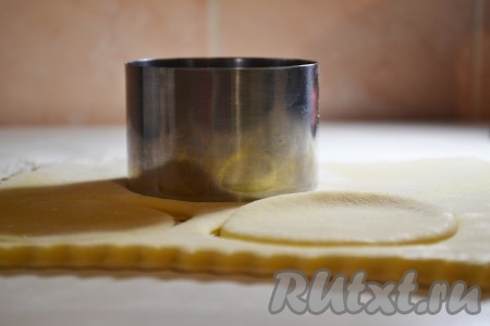 Если нет специальной формы для вырубки пончиков, можно воспользоваться подручными средствами: стаканом, формовочным кольцом и т.д. (нужны две формы разных диаметров). Вырезать вначале из теста круги большего диаметра.
