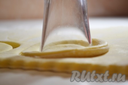 А затем внутри получившихся кругов вырезать круги меньшего диамета. Получатся пончики с отверстием внутри.
