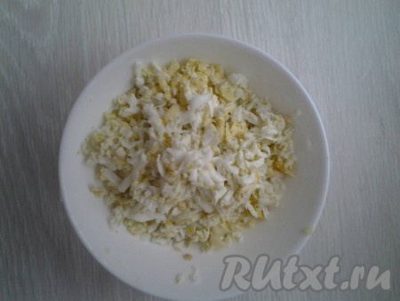 На терке натрите очищенные яйца.
