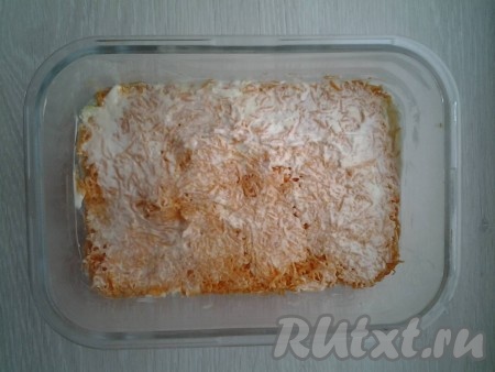 Затем - натёртая морковь, смажьте майонезом.
