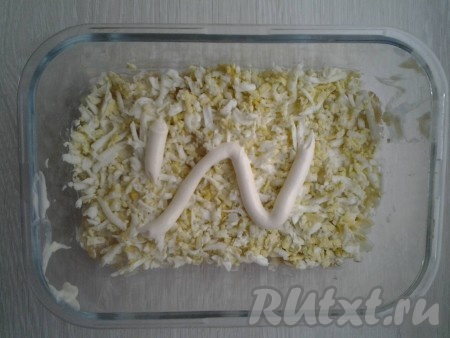 Потом выложите слой яиц, опять смажьте майонезом.
