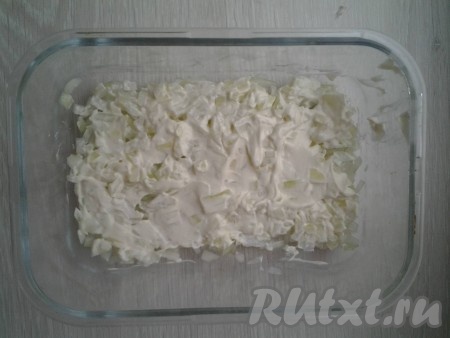 Теперь выложите французский салат слоями, покрывая каждый слой майонезом. Первым слоем выложите отжатый от воды лук, смажьте майонезом.
