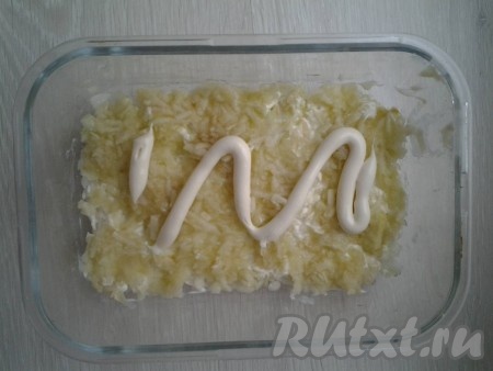 Затем - натёртые яблоки, смажьте майонезом.
