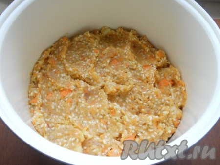 Далее выложить массу из фарша и риса, разровнять.