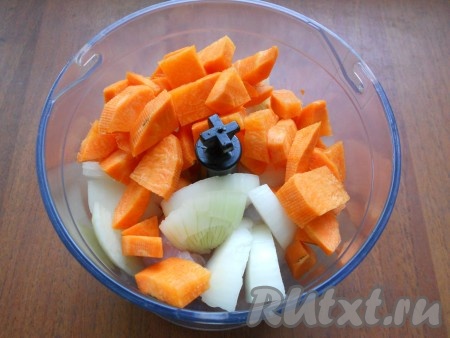 Также к курице в блендер добавить нарезанные лук и морковь, измельчить все вместе. Если фарш покупной, измельчить лук и морковь, а потом добавить к фаршу. Все можно перекрутить на мясорубке.
