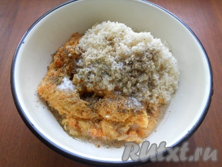 Рис промыть и добавить к фаршу с овощами. Добавить соль, черный молотый перец, специи.&nbsp;