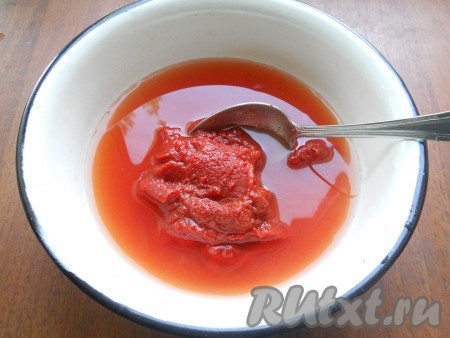 Томатную пасту развести 150 мл воды, посолить немного и всыпать сахар. Перемешать до однородности.