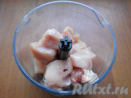 Фарш я делала сама из куриного филе, измельчив его в блендере.