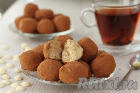 Какао просеять на ровную поверхность, конфеты хорошо обвалять в какао со всех сторон и убрать в холодильник, чтобы хорошо затвердели. Готовые домашние конфеты "Катаниас" ("Catanies") хранить в холодильнике в закрытой емкости, чтобы они не впитывали в себя запахи. Рекомендую доставать конфетки из холодильника минут за 15 до угощения, тогда пралине немного размякнет и конфеты будут гораздо вкуснее. Домашние конфеты "Катаниас" - это настоящий взрыв вкусовых ощущений.
