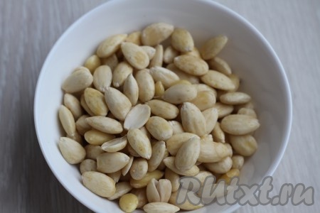 Если вы раздобыли очищенный миндаль, то вам повезло, так как не придется тратить дополнительное время на очистку. Если у вас миндаль не очищенный, то вам понадобится его очистить. Для этого миндаль выкладываем в глубокую тарелку, заливаем кипятком и оставляем на 5 минут, затем сливаем воду. Теперь&nbsp;миндаль легко чистится от кожицы, просто сдавите его пальцами.
