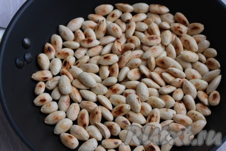 Очищенный миндаль обжарить на сухой сковороде так, чтобы появились золотистые пятнышки, остудить.
