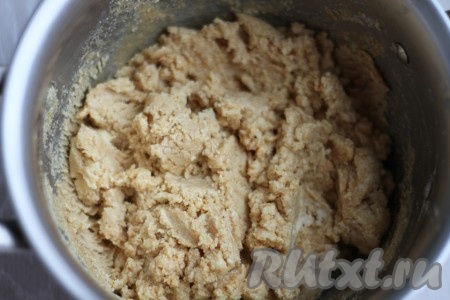 В шоколадную массу понемногу добавлять смолотые в блендере орехи и перемешивать до получения однородной массы. Масса должна стать пластичной.
