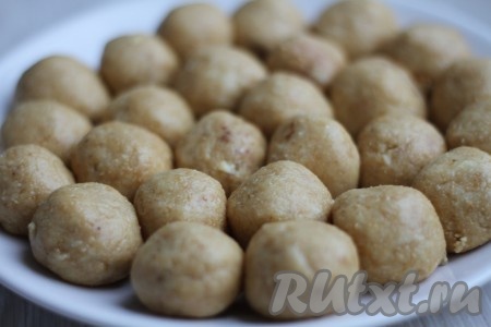 Из орехово-шоколадной массы сформировать небольшие шарики и отправить в холодильник минут на 30.
