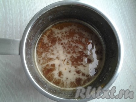 Тем временем сахар с лимонным соком надо растопить на среднем огне в сотейнике или кастрюле с толстым дном. Сахар должен полностью раствориться и превратиться в карамель цвета меда. У меня почему-то сахар никак не растворялся и я добавила 4 столовые ложки воды.
