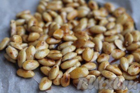 Выключить огонь, добавить миндаль, быстро перемешать, чтобы миндаль был хорошо покрыт карамелью и выложить на пергамент, а лучше - на силиконовый коврик, так как у меня все прилипло к бумаге. Равномерно распределить массу и дать остыть.
