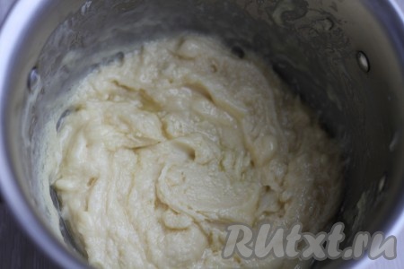 Растопить шоколад со сливочным маслом на водяной бане.
