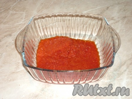 Очищенный чеснок и очищенный от семян&nbsp;болгарский перец пропустить через мясорубку, отправить в кастрюлю с соком и специями, проварить ещё 10 минут.&nbsp;
