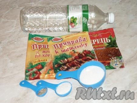 Приготовить приправы к шашлыку и корейской моркови, соль, сахар, чёрный и красный молотые перцы, уксус.&nbsp;
