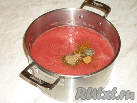 В кастрюлю с 5 литрами томатного сока добавить приправы к шашлыку и корейской моркови, соль, сахар, чёрный и красный молотые перцы, уксус, хорошо перемешать, отправить на огонь, довести до кипения и проварить на среднем огне 10 минут.
