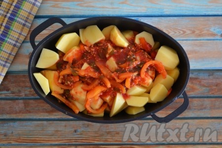 Сверху влить томатный сок (у меня сок с кусочками сладкого перца и петрушкой, а можно добавить сок, полученный из свежих помидоров, или покупной).
