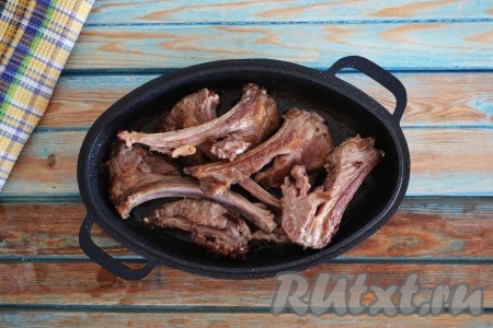 На разогретой сковороде растопить бараний жир (его можно срезать с мяса) и обжарить ребрышки с двух сторон на сильном огне до румяного цвета. Переложить обжаренные ребра в казан (или толстостенную кастрюлю), по вкусу добавить соль и специи.
