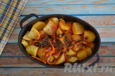 Очень вкусная, ароматная баранина, тушеная с картошкой в казане, готова.
