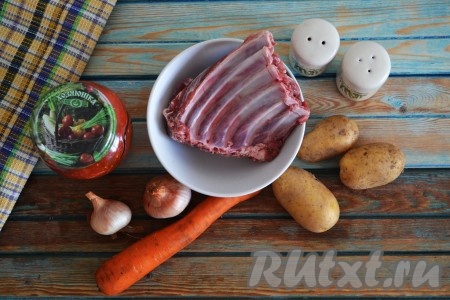 Подготовить необходимые ингредиенты для приготовления баранины, тушеной с картошкой в казане.
