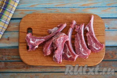 Вымыть бараньи ребра, разрезать их между косточек.&nbsp;
