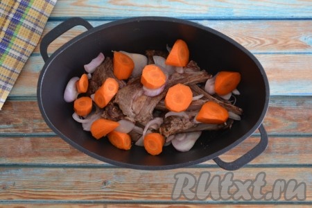 Очистить и нарезать морковь на кусочки среднего размера.
