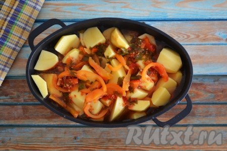 Влить в казан воду, посолить, добавить специи, закрыть плотно крышкой и поставить на огонь. После закипания снизить огонь до минимума и тушить картошку с бараниной 1 час. Мешать и открывать крышку не нужно!
