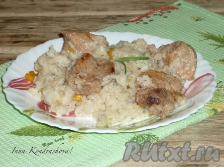 Готовый плов со свининой достать из духовки, выложить из горшочка на порционную тарелку, перемешать и подавать на стол.&nbsp;
