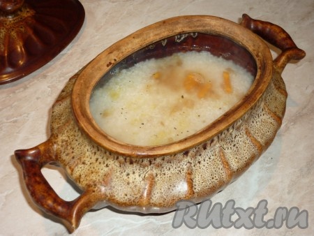 и влить горячую воду. Накрыть горшочек крышкой и отправить в разогретую до 180 градусов духовку на 50-60 минут.
