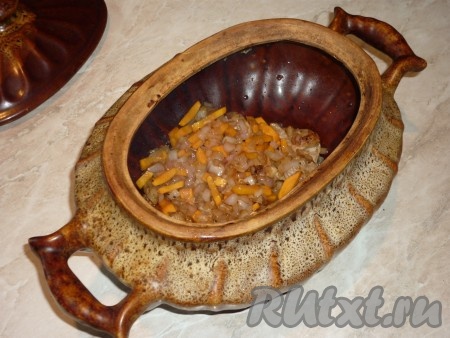 Обжаренные овощи выложить в горшочек на свинину, добавить приправу для плову, соль и перец.&nbsp;
