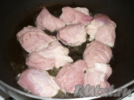 Свинину вымыть холодной водой, обсушить бумажным полотенцем и нарезать порционными кусочками.
