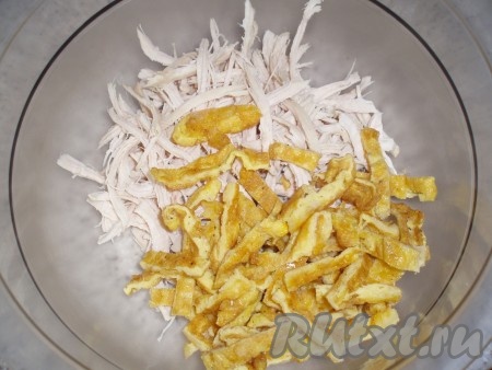 Блинчик остудить, нарезать длинными полосками, добавить к курице.
