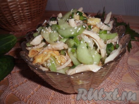 Необыкновенно вкусный, сочный салат с курицей, огурцами и сырными блинчиками готов.
