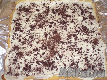 Смазать корж приготовленным кремом. Сверху равномерно посыпать шоколадом.