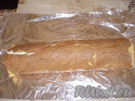 Свернуть рулетом. Завернуть в фольгу и поместить шоколадно-лимонный бисквитный рулет в холодильник на несколько часов или на ночь.
