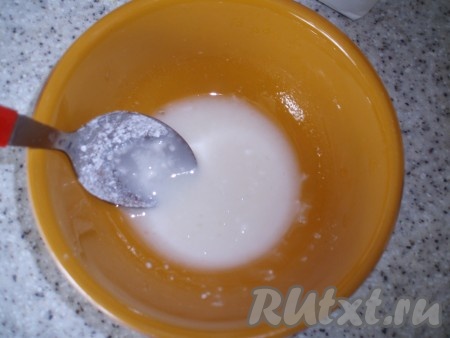 Для приготовления лимонной глазури к 3 чайным ложкам лимонного сока постепенно добавлять сахарную пудру (у меня на это количество сока ушло 10 чайных ложек сахарной пудры).
