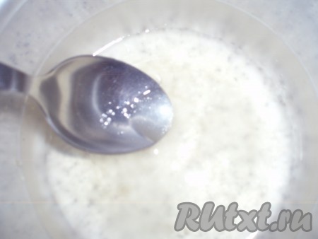 Для приготовления пропитки выжать сок половины лимона, добавить несколько ложек холодной кипяченой воды и сахар по вкусу.
