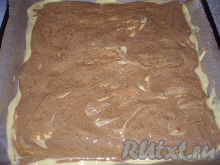 В оставшуюся половину теста добавить какао и перемешать. Тесто с какао выложить на светлое тесто.
