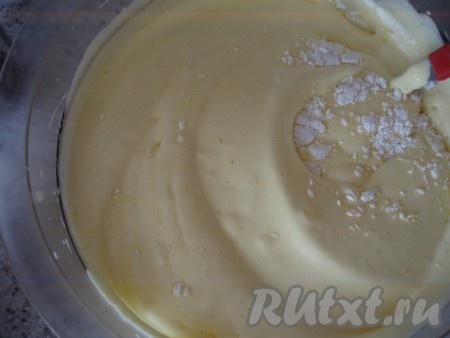 Муку просеять с крахмалом и разрыхлителем. Всыпать ее к взбитым яйцам и аккуратно перемешать тесто.
